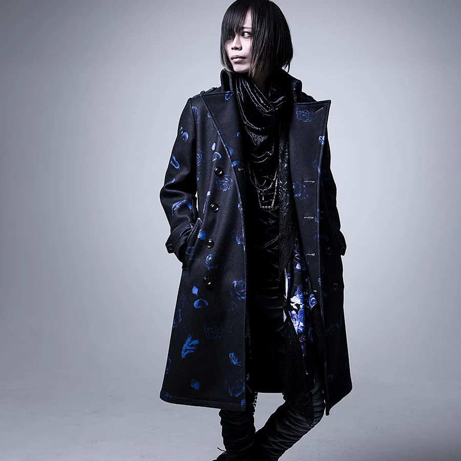 Manteau long noir CIVARIZE avec des imprimés bleus, porté dans un look visual kei avec superpositions et allure androgyne