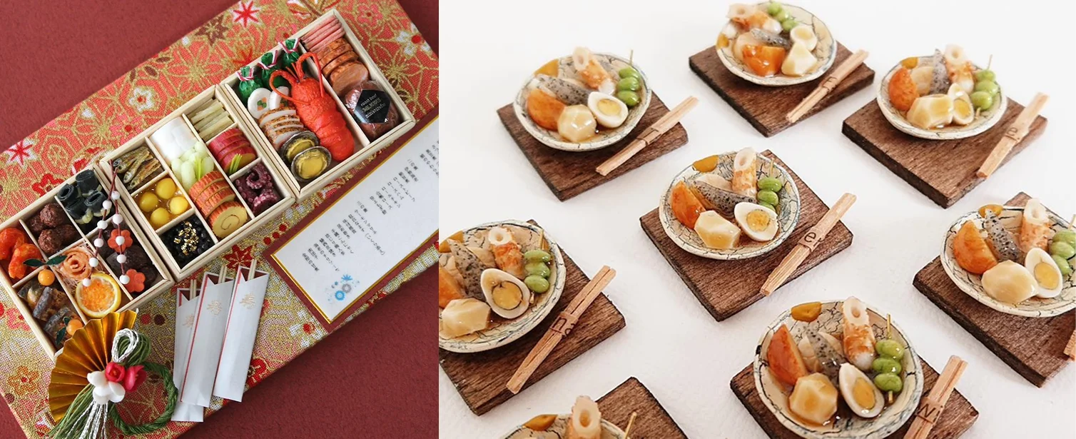 Set miniatura de bento de a&ntilde;o nuevo japon&eacute;s, junto a palillos, men&uacute; y adorno de a&ntilde;o nuevo japon&eacute;s miniatura, de tienda Minne. Platos de comida japonesa en miniatura, con base de madera y palillos miniatura, de tienda Minne.