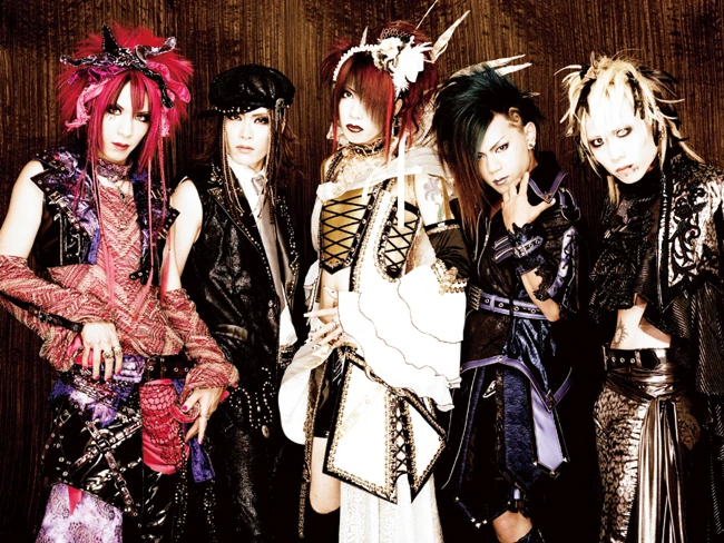 Le groupe Phantasmagoria en tenue visual kei, coiffures volumineuses colorées et maquillage dramatique aux accents gothiques.