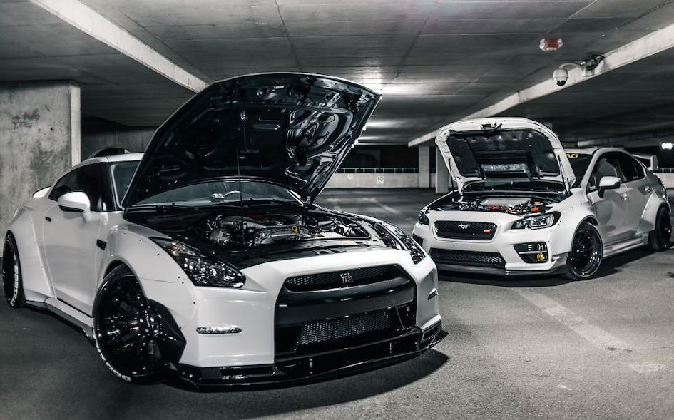 carros esportivos japoneses com o capô aberto