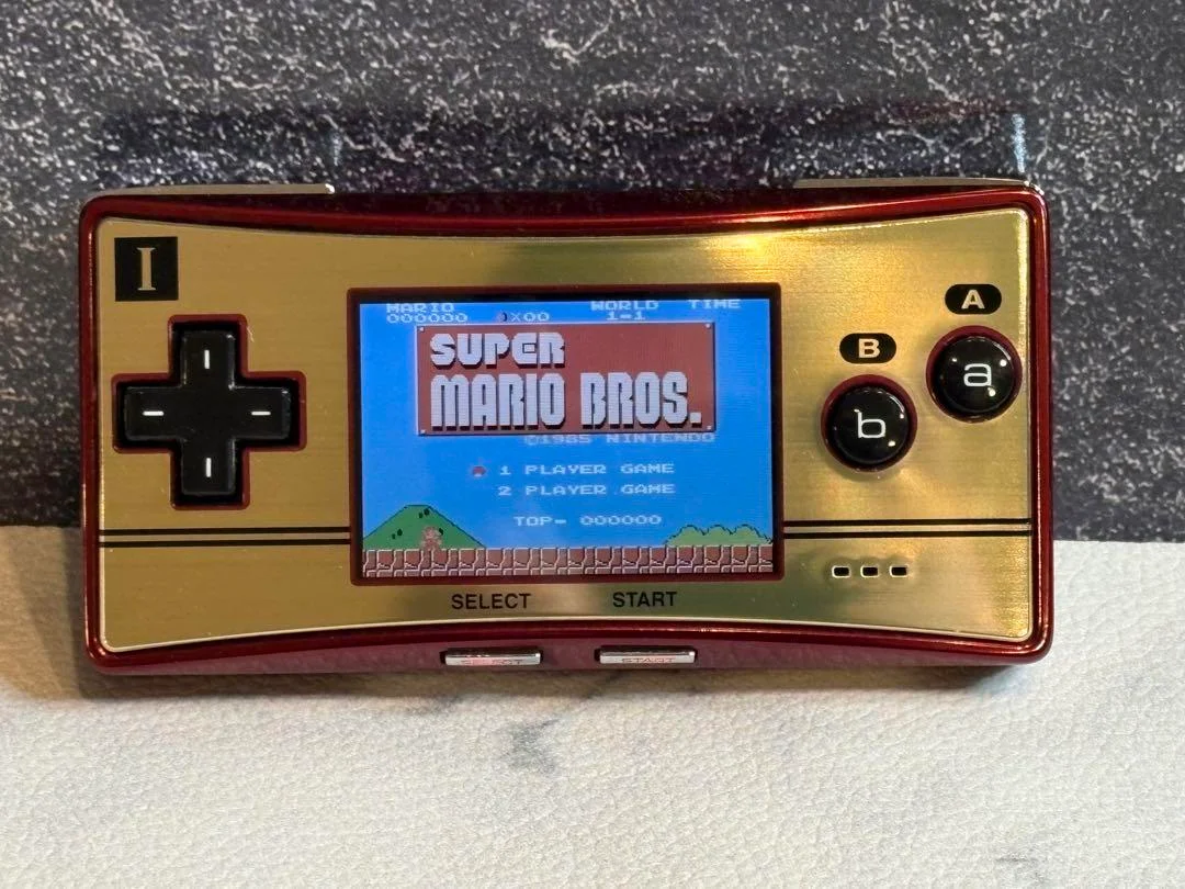 Game Boy Micro nas cl&aacute;ssicas cores bord&ocirc; e dourado