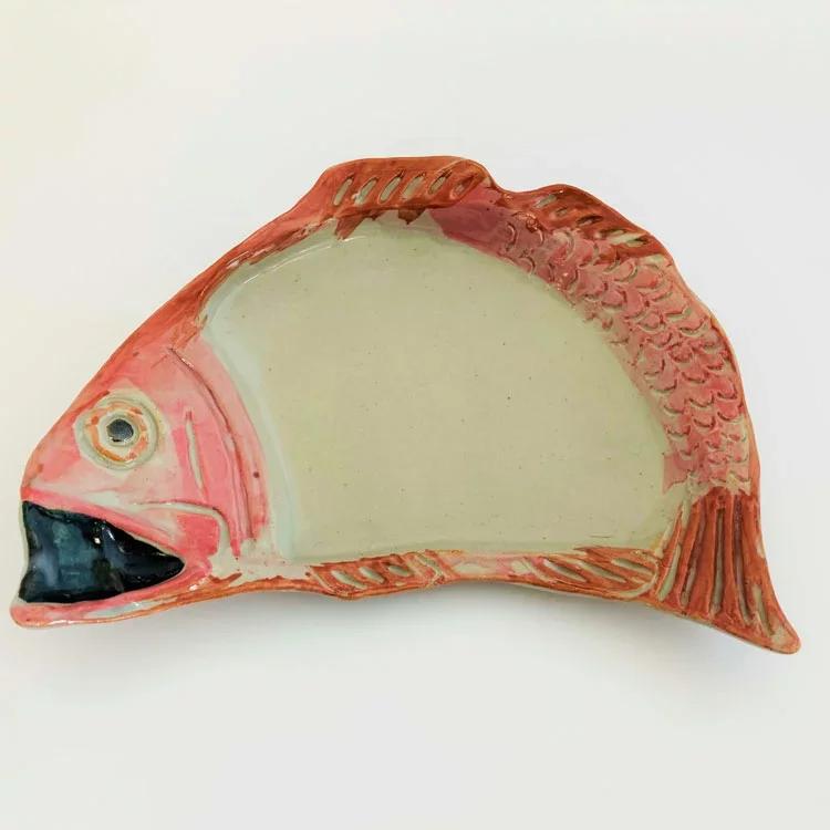 Plato con forma de pez, pintado a mano. Ideal para servir o decorar con originalidad.