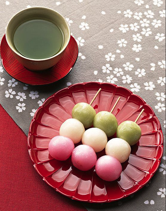 dango servido com chá verde