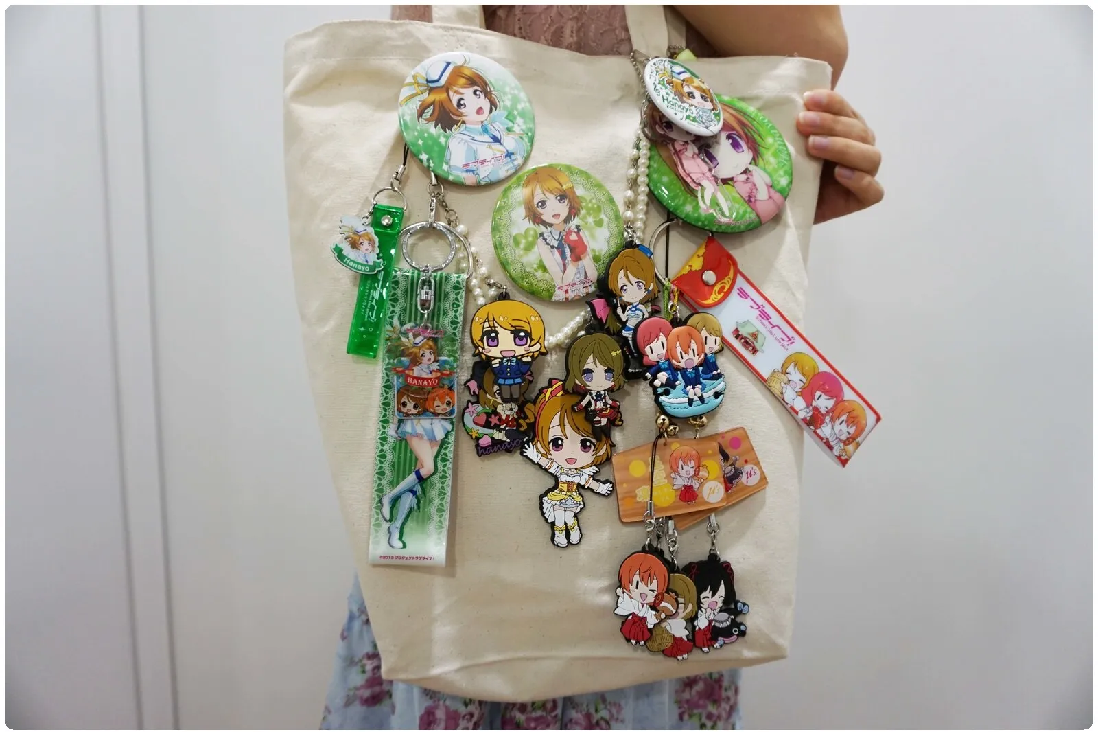 Prenez n'importe quel sac et décorez-le avec des goodies d'anime