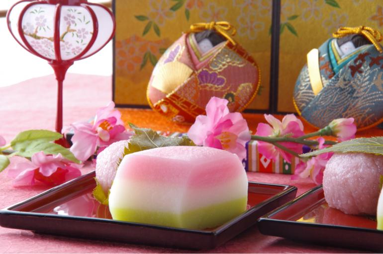 (Hishi Mochi) é um tipo de mochi colorido consumido durante o Hina Matsuri
