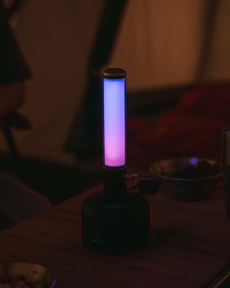 Lampe de camping Snow Peak GigaPower avec éclairage LED, ambiance nocturne en festival