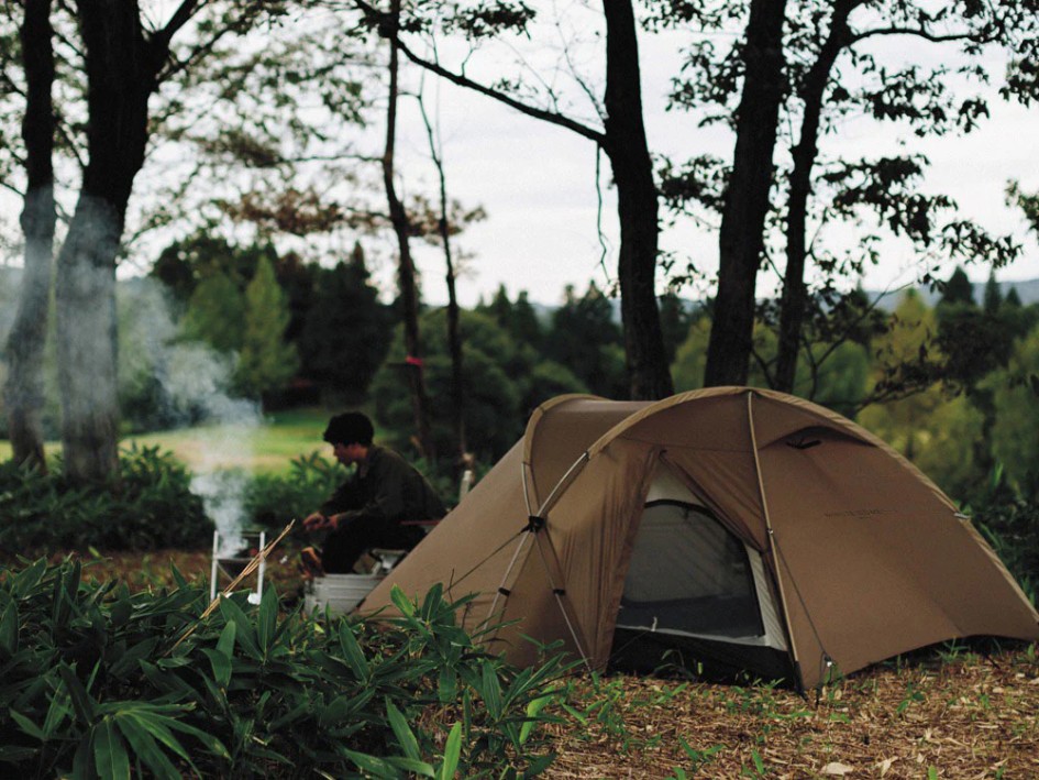 Tente dôme Snow Peak installée en pleine nature pour camping minimaliste