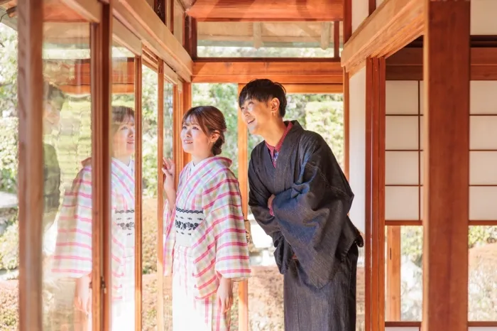 Couple en yukata dans une maison traditionnelle japonaise, illustrant le contraste entre un yukata homme foncé et un yukata femme clair.