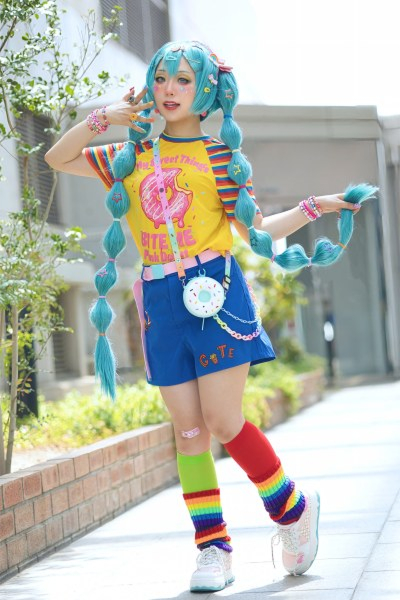 Look decora kei avec perruque turquoise à longues tresses, vêtements arc-en-cuel et accessoires kawaii