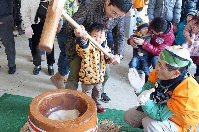 festival japonês com preparação do mochi