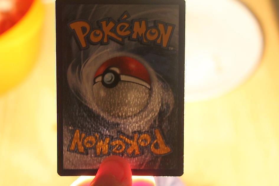 Reconnaître une fausse carte Pokémon lumière