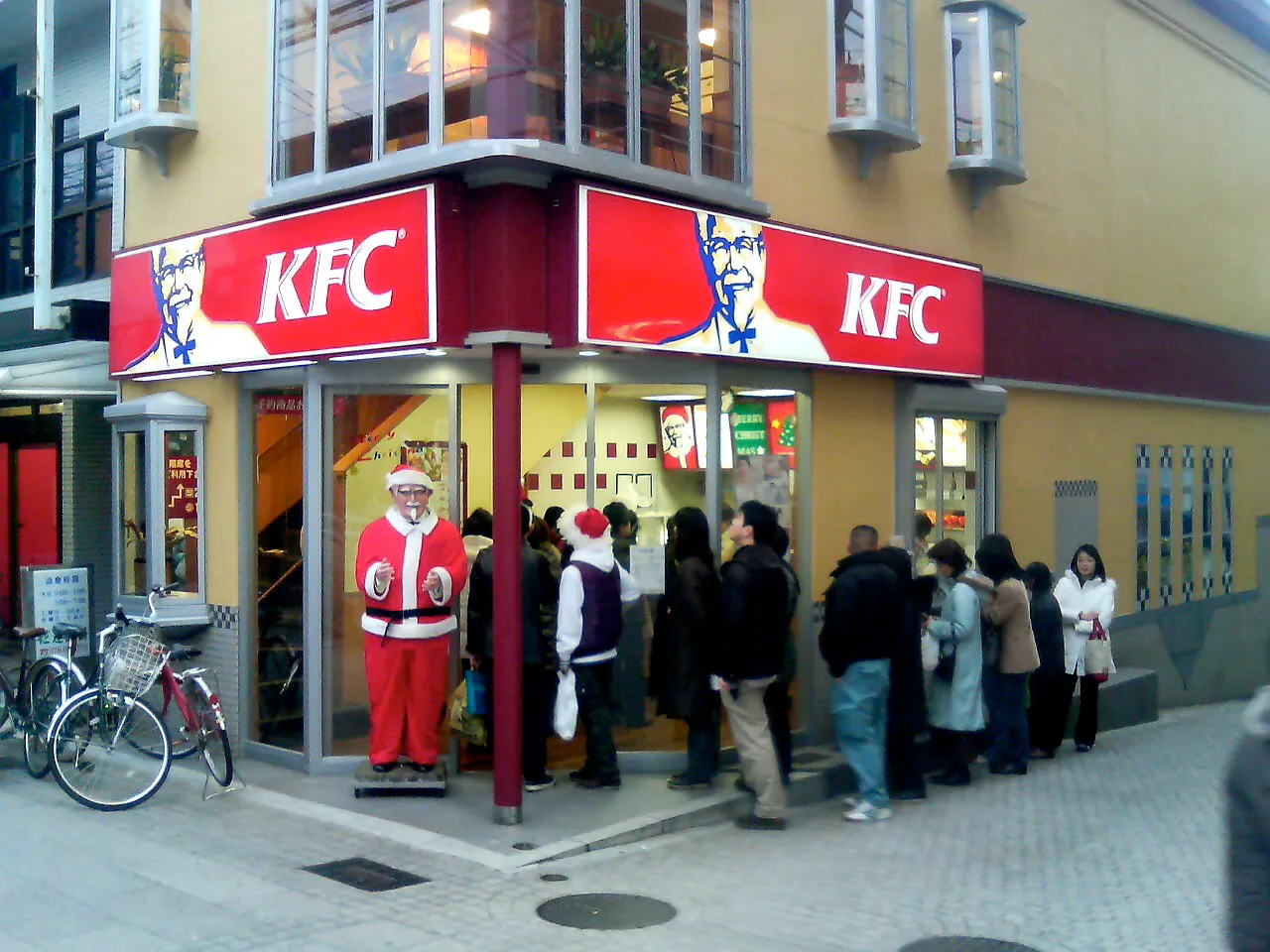 Fila no KFC no Japão