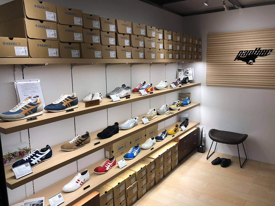 Int&eacute;rieur d'une boutique de sneakers