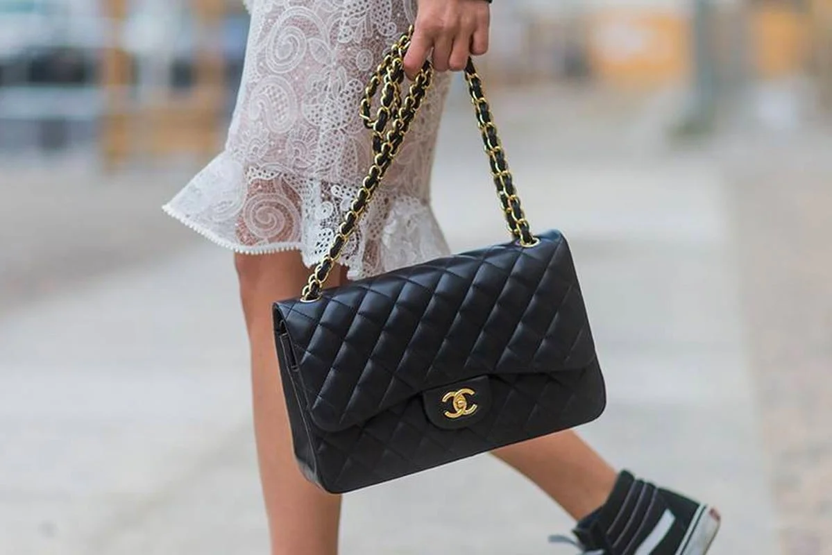 Camminando con borsa Chanel
