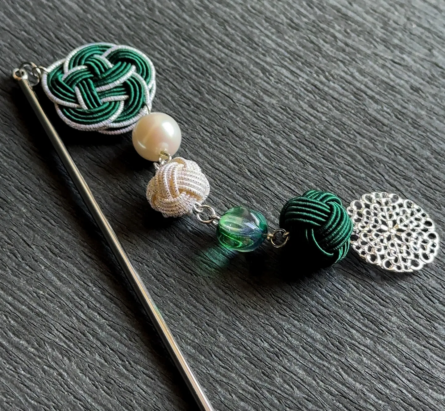 Horquilla kanzashi de color verde de Minne