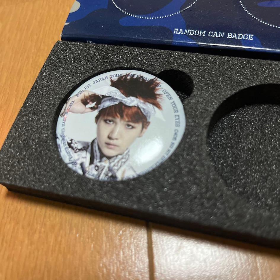 Un badge BTS distribu&eacute; lors de la tourn&eacute;e WAKE UP JAPAN