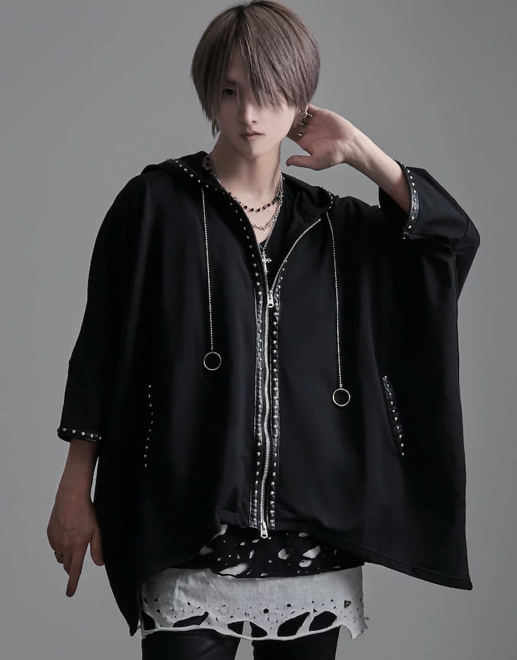 Veste oversized noire à fermeture zippée et détails métalliques, inpiration punk dans un outfit visual kei aux superpositions marquées.