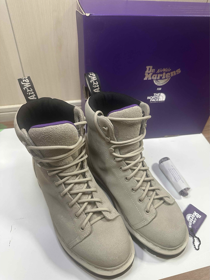 Bottes Dr. Martens x The North Face Purple Label illistrant une collaboration entre univers technique et streetwear japonais