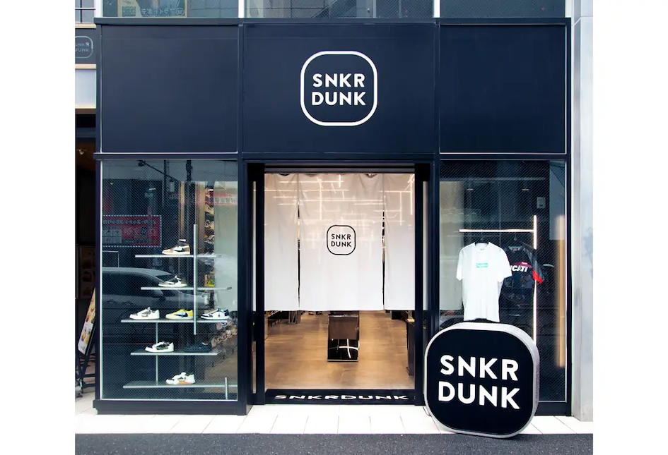 vitrine de la boutique de sneakers snkrdunk a harajuku tokyo
