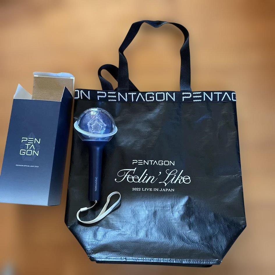 Lightstick officiel en &eacute;dition japonaise PENTAGON avec son packaging et son sac, distribu&eacute;s lors de la tourn&eacute;e 2022