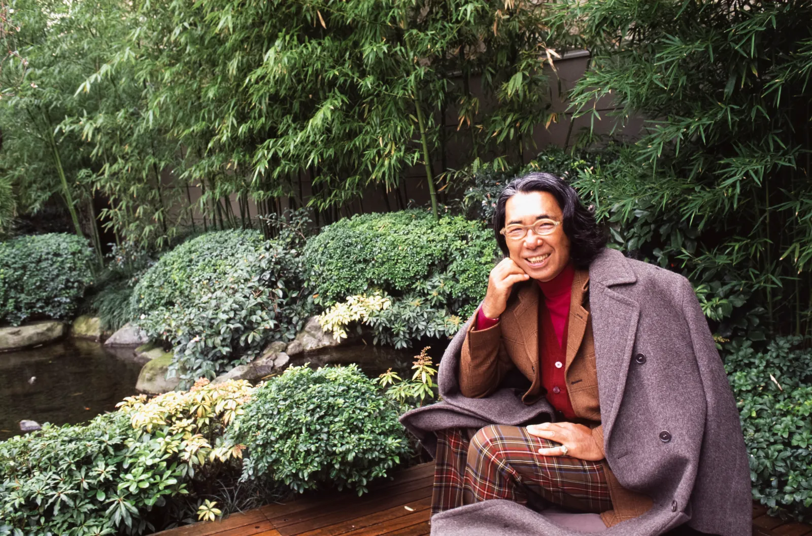 Le designer Kenzo Takada dans un jardin