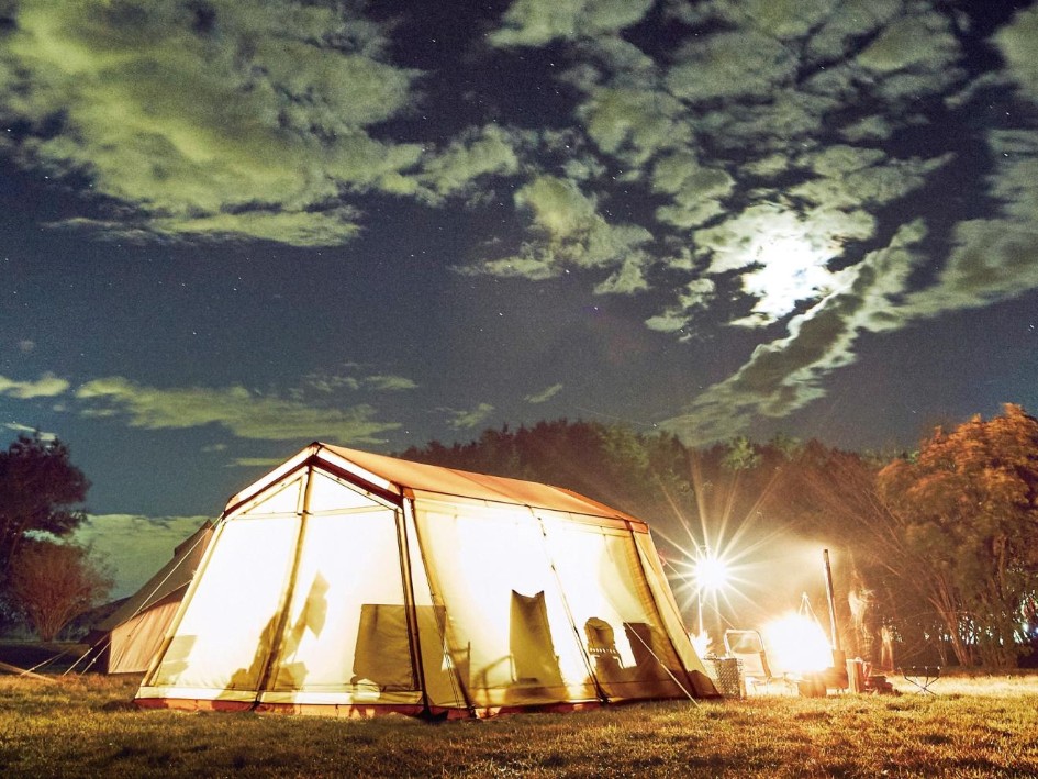 tente camping japonaise OGAWA confortable nuit ambiance feu de camp