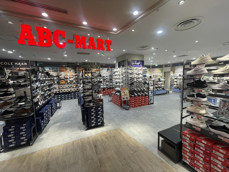 Cửa h&agrave;ng ABC Mart tại Namba Park, Osaka
