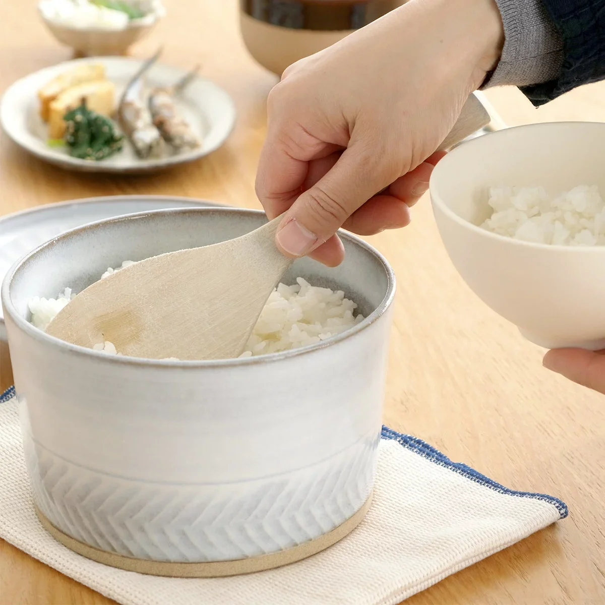 Arrocera artesanal que mantiene el arroz caliente y húmedo, hecha en un histórico horno japonés.
