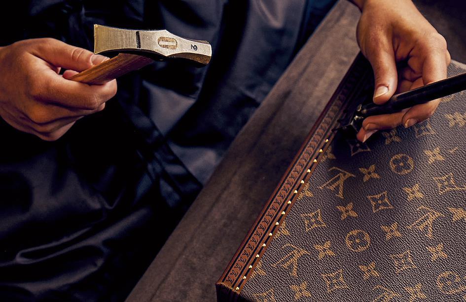 trabalho manual de um artigo da Louis vuitton