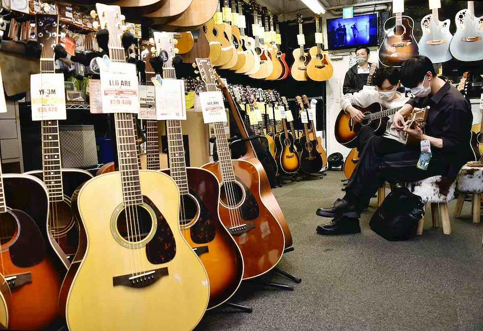 C&aacute;c mẫu đ&agrave;n guitar cũ tại Nhật