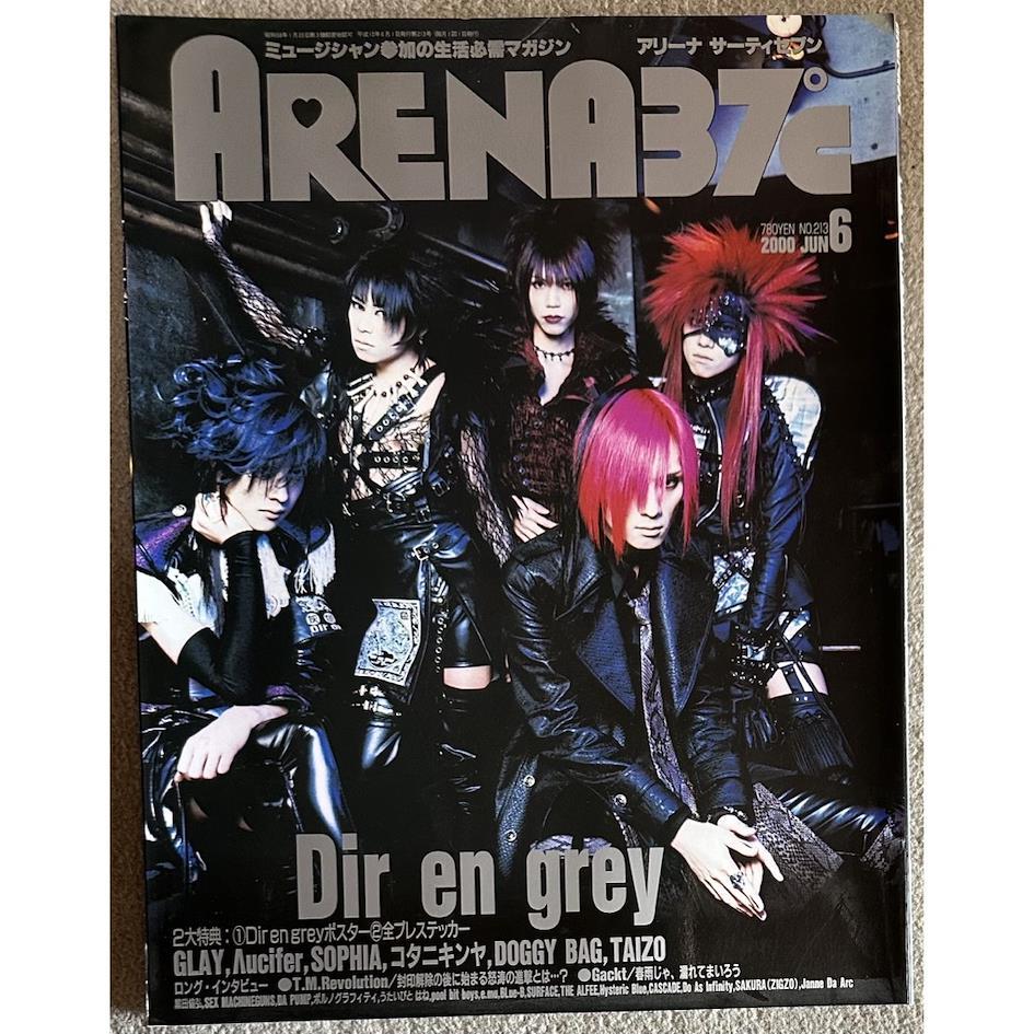 Le groupe Dir en Grey en couverture du magazine japonais Arena 37c, look visual kei aux influences gtohiques avec cheveux colorés, maquillage marqué et vêtements en cuir.