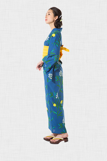Femme portant un yukata bleu UNIQLO avec obi jaune.