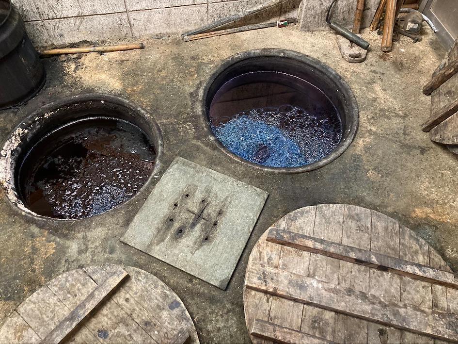 Cuves de teinture à l’indigo fermenté naturel dans la préfecture de Fukuoka, Kyūshū.