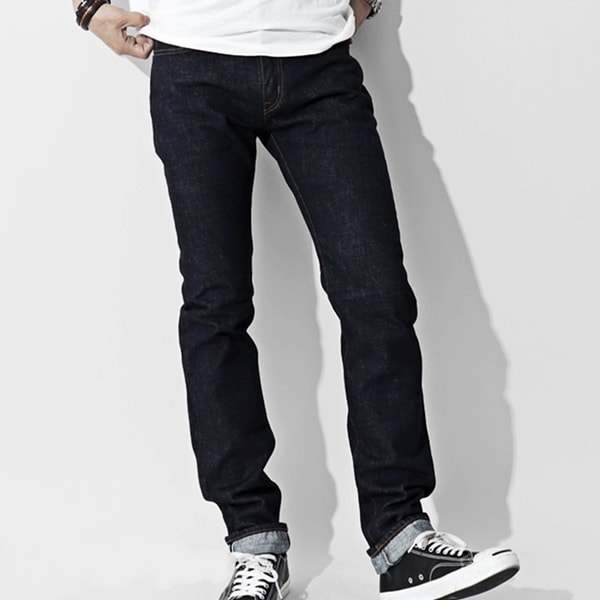 Jean brut foncé KOJIMA GENES de style amekaji, porté avec un t-shirt blanc et des baskets montantes noires.