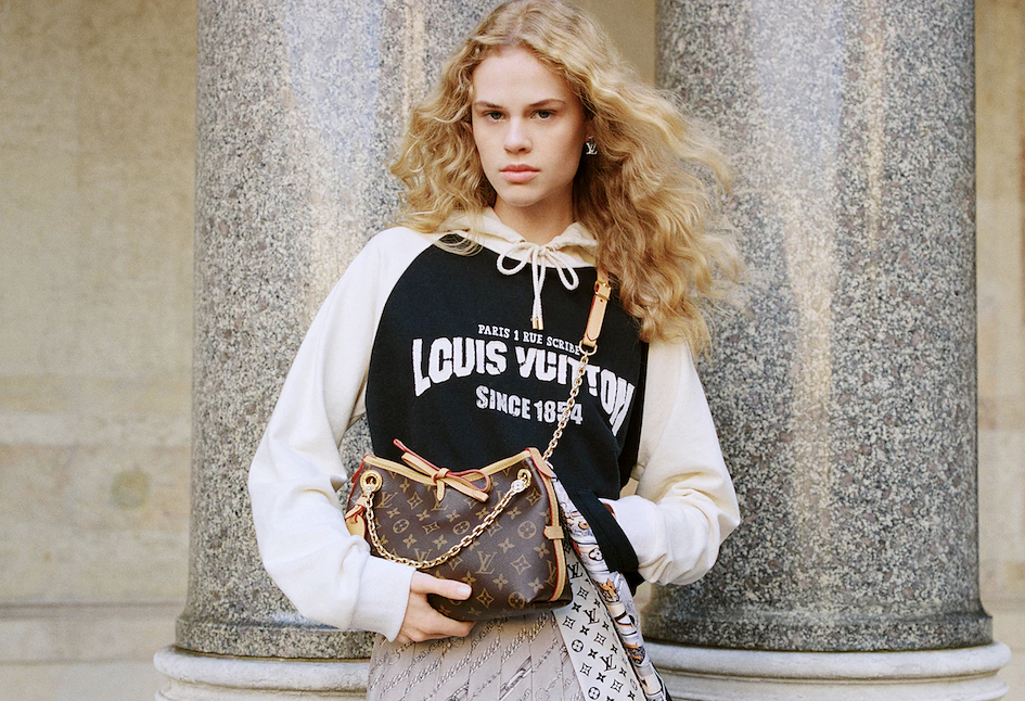 modelo segurando uma bolsa da louis vuitton