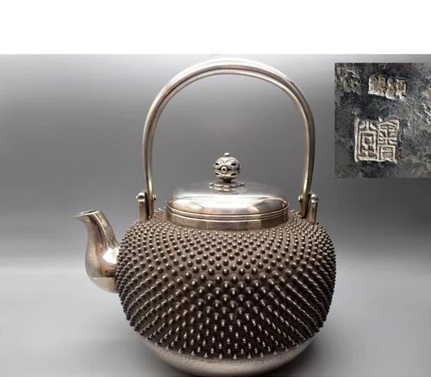 Tetera de plata con textura de puntas peque&ntilde;as en todo el cuerpo, de tienda Minne.