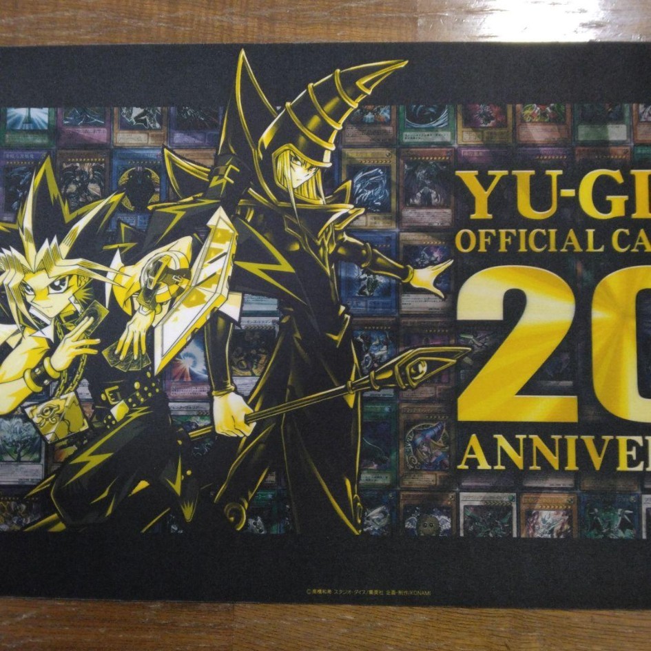 Game mat Yu-Gi-Oh! OCG 20th Anniversary avec Dark Magician et Yugi dans une esthétique noire et dorée collector