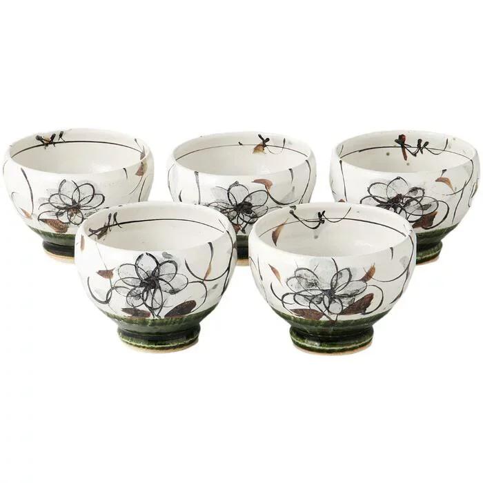 Juego de cinco tazas pintadas a mano, perfecto para una auténtica experiencia de té japonés.