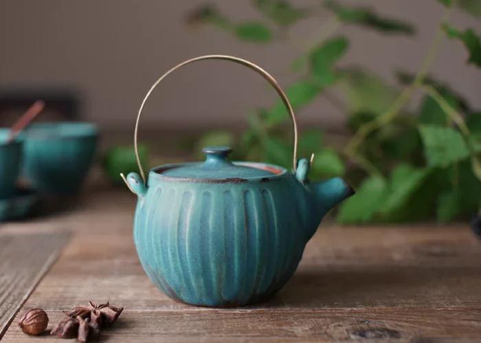 Tetera japonesa elegante y funcional, ideal para mantener el té caliente y servir con estilo.