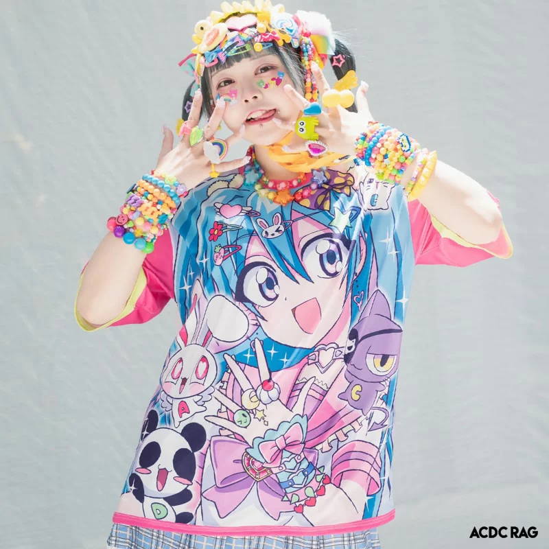 Accumulation d'accessoires decora : bracelets multicolores, bagues kawaii et barrettes