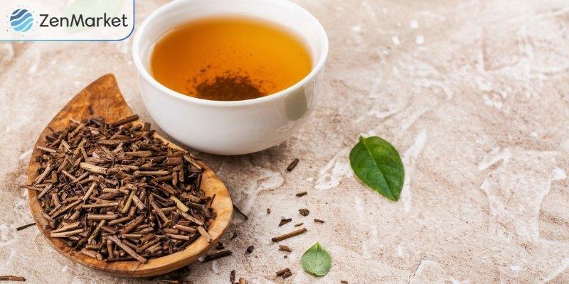 Tách trà Bancha Nhật Bản màu nâu sậm và hương thơm nhẹ