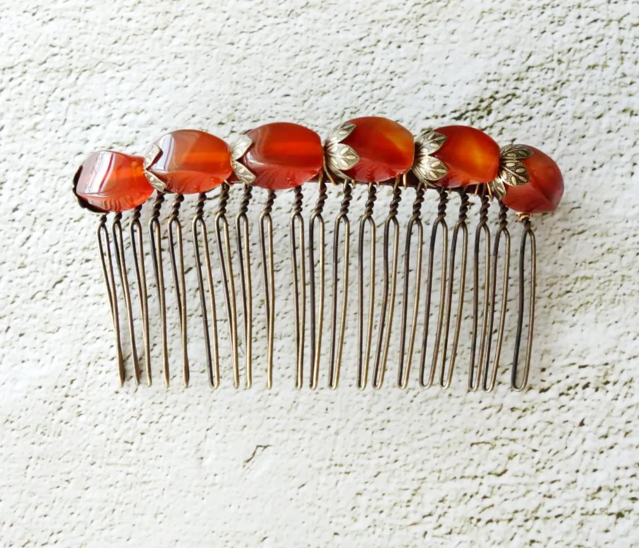 Kanzashi Kushi estilo vintage, con &aacute;gata natural, disponible en Minne