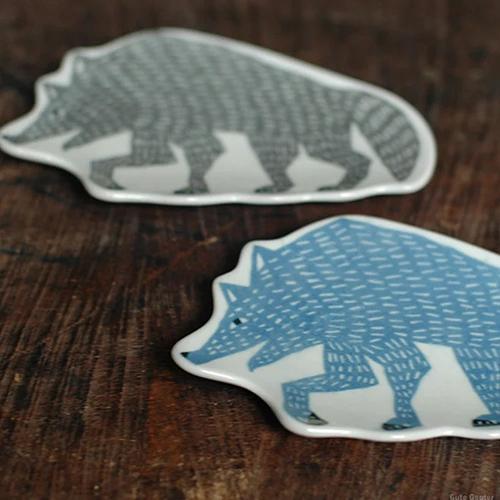 Petit r&eacute;cipient imprim&eacute; d'un motif de loup  - Minne