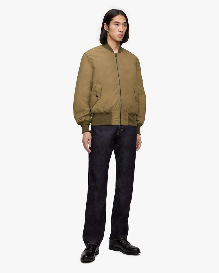Veste bomber Momotaro Jeans portées avec un jean en denim japonais dans un style amekaji