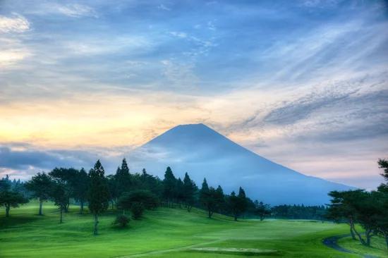 Campo de golf en Jap&oacute;n con el monte Fuji de fondo