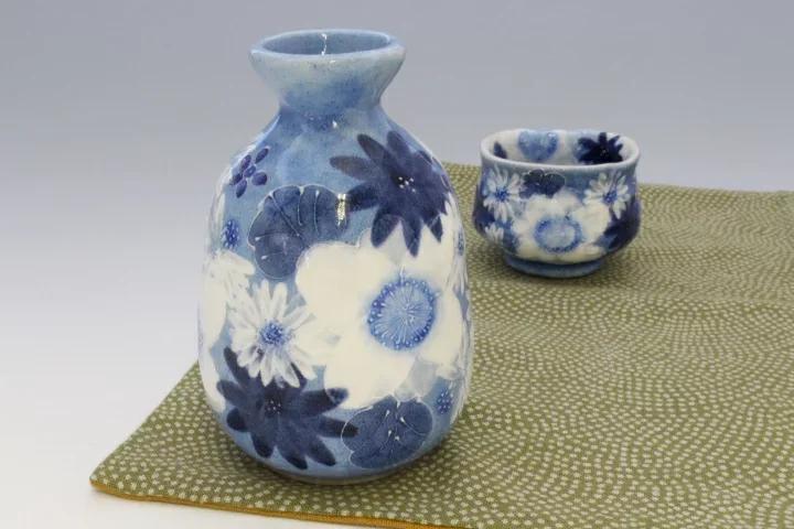 Botella artesanal con diseño floral único, perfecta para servir sake o decorar tu hogar.