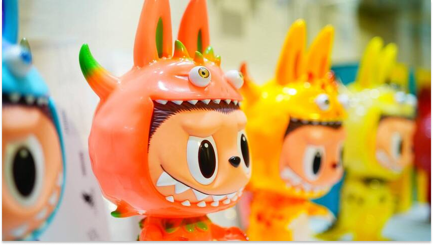 Exposition de peluches labubu et figurines pop mart