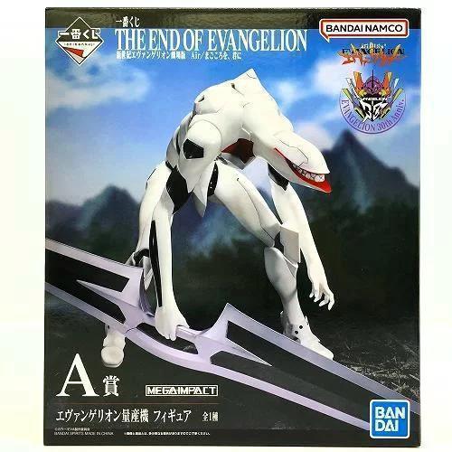 Figura articulada de personaje mec&aacute;nico con alas y arma doble, basada en la pel&iacute;cula The End of Evangelion.