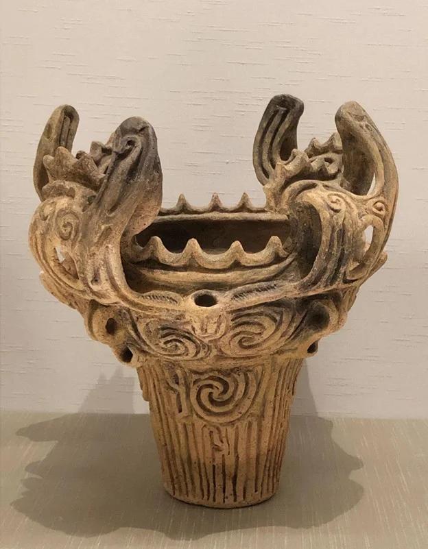 Poterie Jomon &agrave; flammes