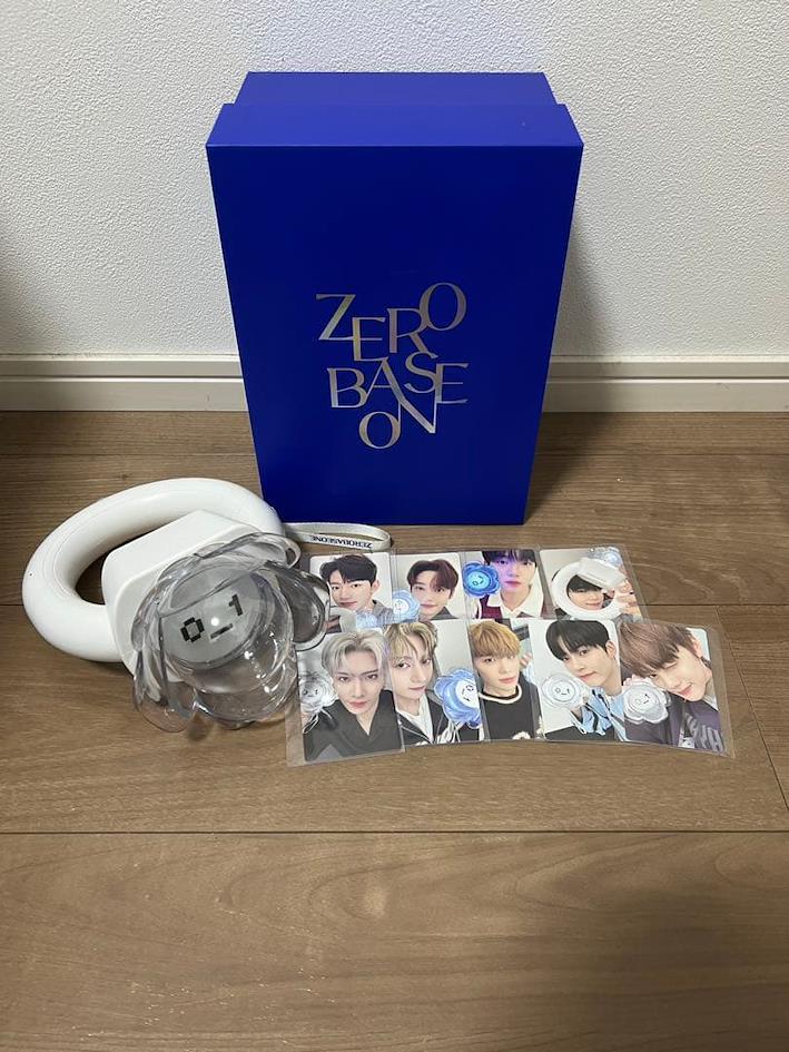 Lightstick officiel ZEROBASEONE avec son bo&icirc;tier bleu, accessoires et set de photocards des membres, pr&eacute;sent&eacute; complet hors emballage.